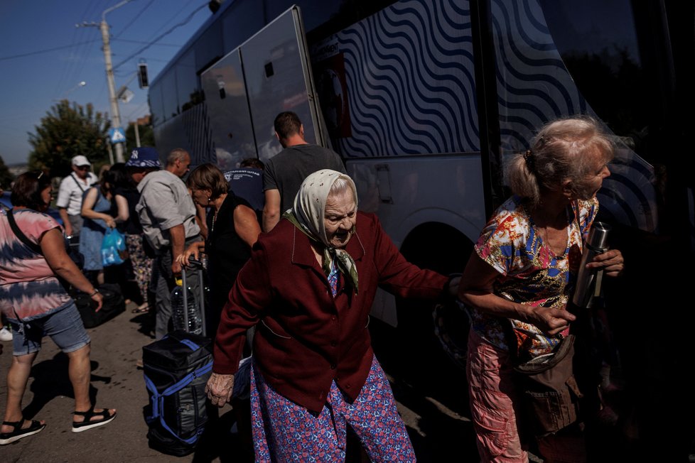 Civilisté v Ukrajině nastupují do autobusu (8.8.2022)