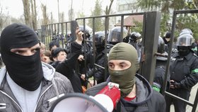 Demonstrace proruských separatistů v Charkově