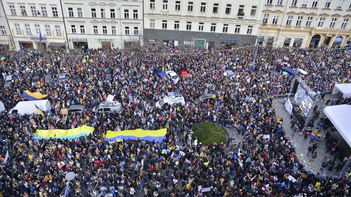 Demonstrace proti ruské invazi na Ukrajinu na pražském Václavském náměstí (27. 2. 2022)