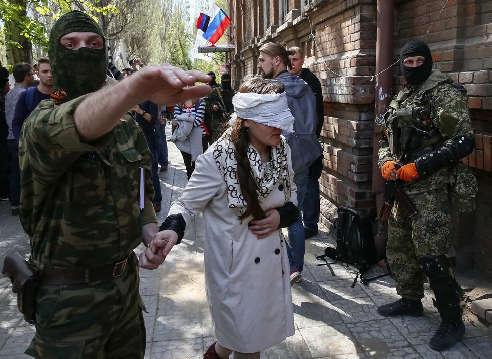 Proruští separatisté na východě Ukrajiny zajali několik novinářů. Včetně Irmy Krat