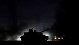 Ruské tanky a vojenská technika v Doněcku mířící směrem do ukrajinského vnitrozemí (22. 2. 2022)