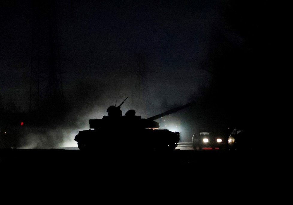 Ruské tanky a vojenská technika v Doněcku mířící směrem do ukrajinského vnitrozemí (22. 2. 2022)