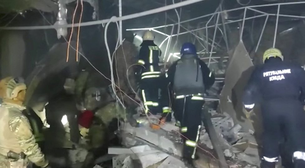 Při ruském ostřelování dostal zásah obchodní dům v kyjevské městské části Podil. Na místě vypukl mohutný požár, útok si vyžádal několik životů.