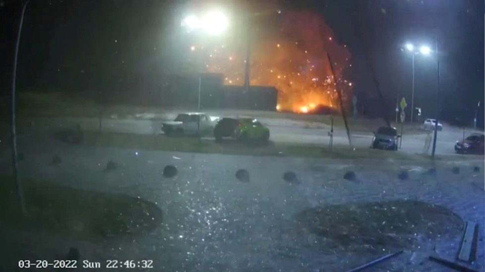 Při ruském ostřelování dostal zásah obchodní dům v kyjevské městské části Podil. Na místě vypukl mohutný požár, útok si vyžádal několik životů.