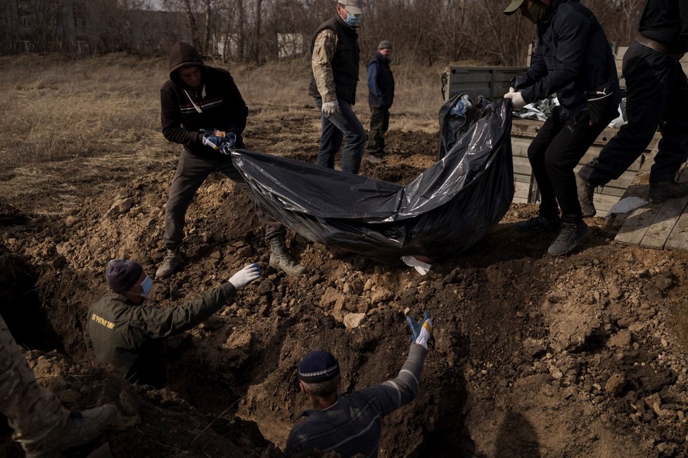 V Charkově pohřbívají do hromadných hrobů. (26.3.2022)