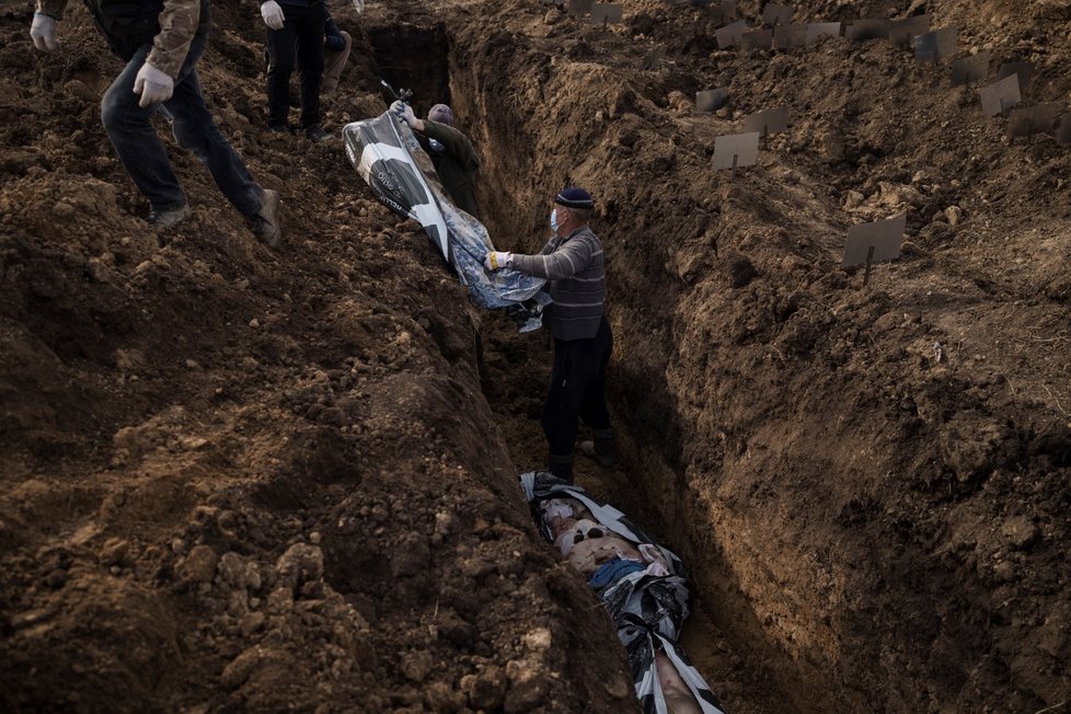 V Charkově pohřbívají do hromadných hrobů. (26.3.2022)