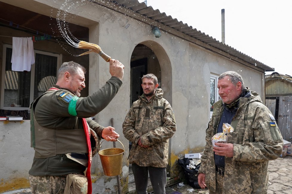 Pravoslavné Velikonoce ukrajinských vojáků u Charkova. (24.4.2022)