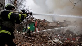 Hasiči bojují s následky ruského ostřelování nedaleko letiště v Charkově (12. 4. 2022).