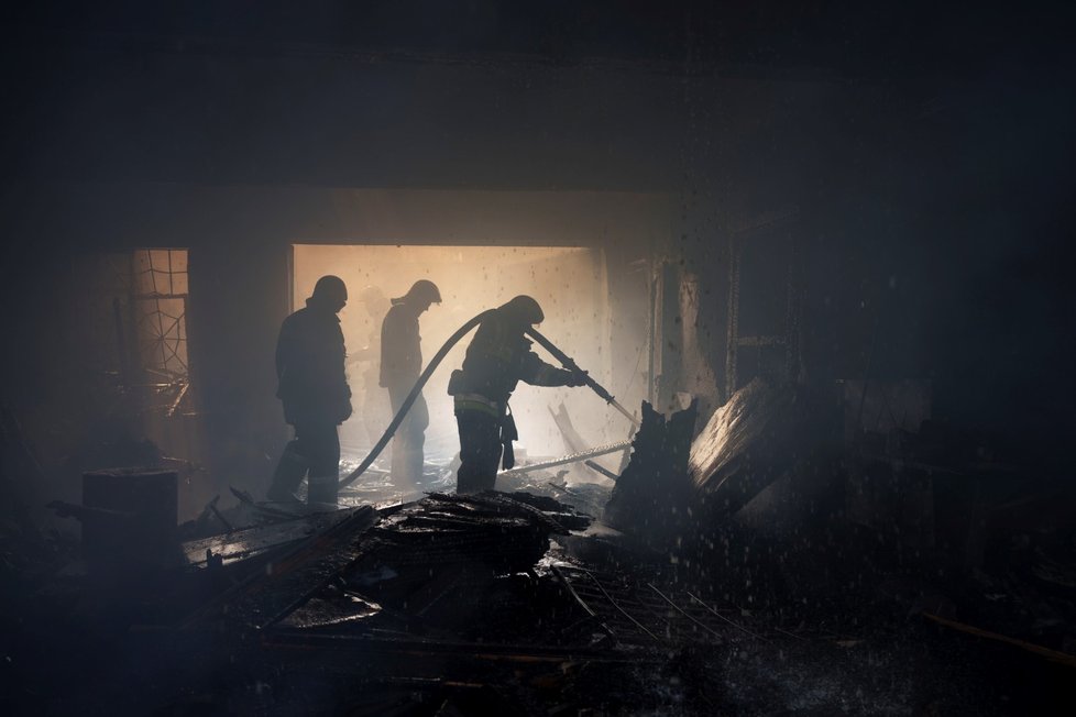 Ruské ostřelování poničilo obytnou čtvrť v Charkově. (11.4.2022)