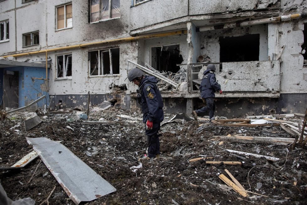Záchranáři prohledávají ruskými jednotkami zničený Charkov. (14.4.2022)
