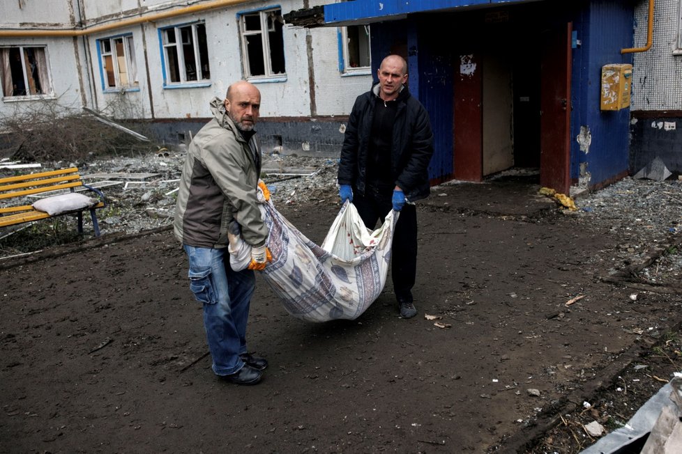 Oběti ruského ostřelování v Charkově (13.4.2022)