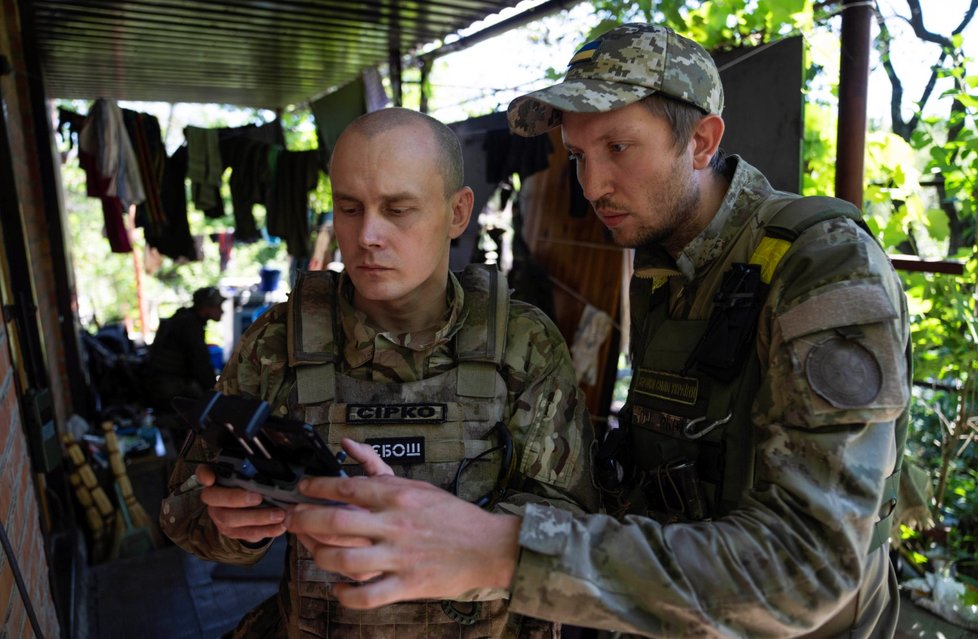 Ukrajinští vojáci na frontové linii v Charkovské oblasti.