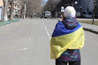 Rusové couvají z „referenda“ v okupované Chersonské oblasti. Ukrajina tvrdě útočí na strategické cíle