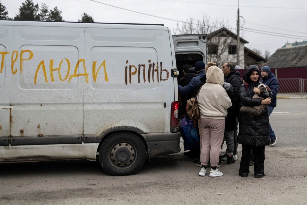 Lidé utíkají z města Irpiň. (7. 3. 2022)