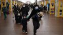Ukrajinci s kufry a taškami v kyjevském metru ráno po zahájení ruské invaze. (24. 2. 2022)