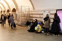 Panika na Ukrajině: Lidé se schovávají v metru, na výjezdu z Kyjeva se tvoří zácpy