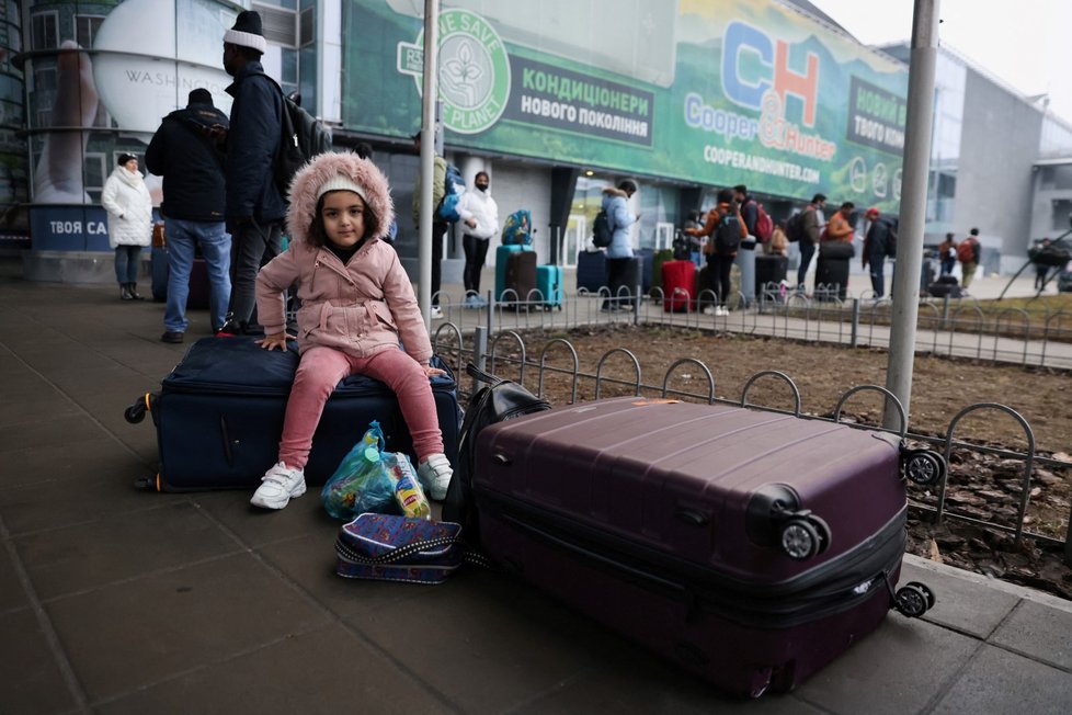 Ukrajinci na kyjevském letišti po zahájení ruské invaze (24. 2. 2022)