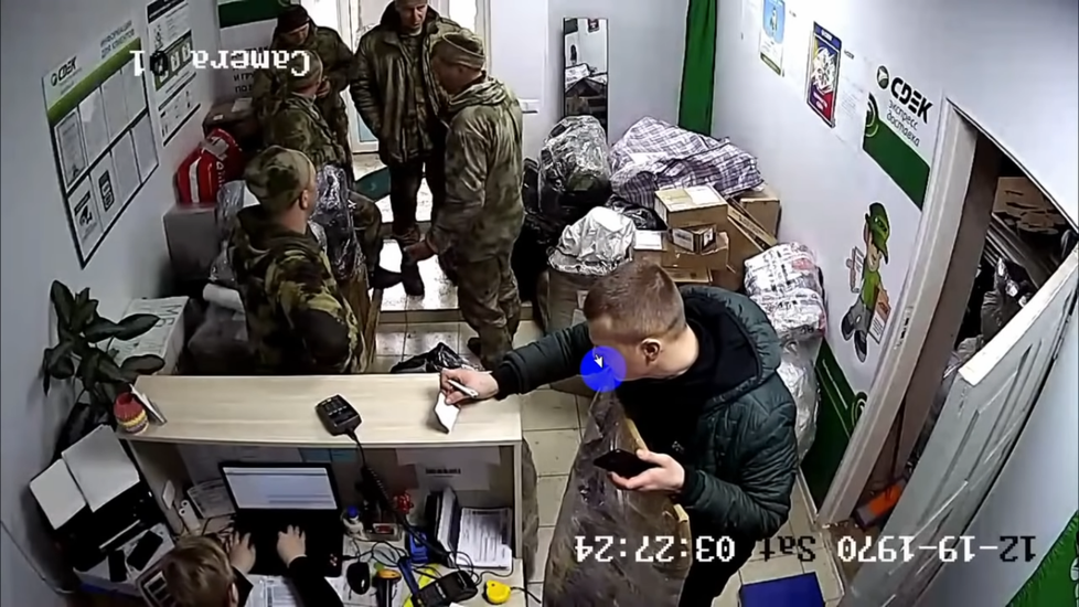 Ruští vojáci posílají na Ukrajině ukradené věci domů.