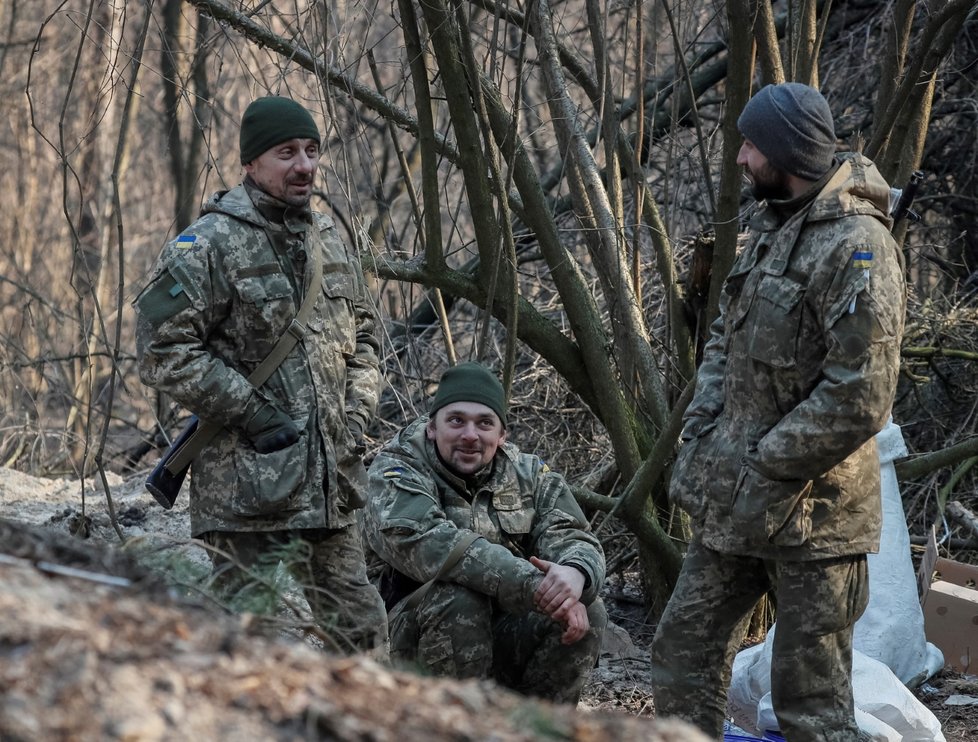 Ukrajinští vojáci na frontě severně od Kyjeva. (18.3.2022)