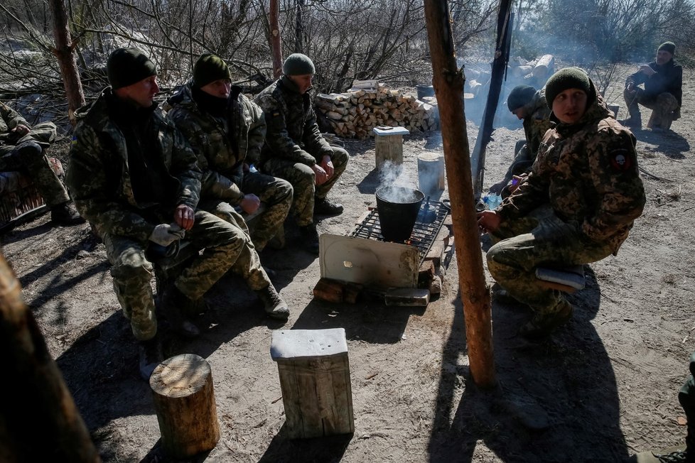 Ukrajinští vojáci na frontě severně od Kyjeva. (18.3.2022)