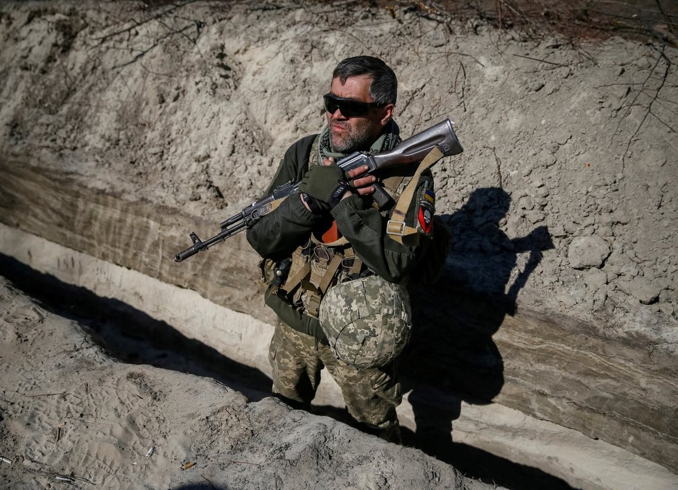 Ukrajinští vojáci na frontě severně od Kyjeva. (18.3.2022)
