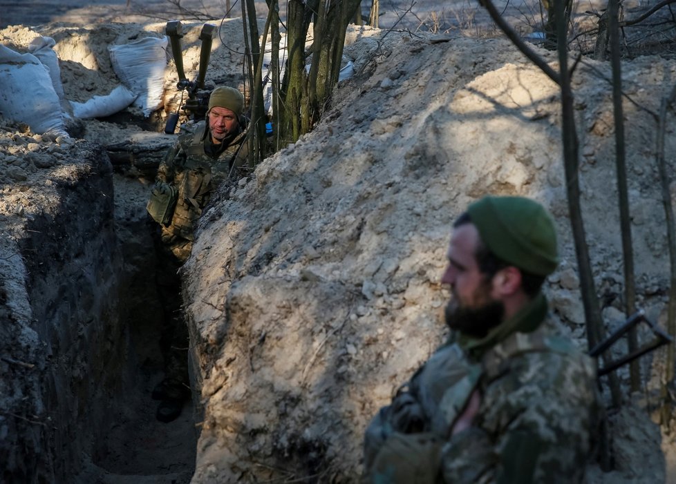 Ukrajinští vojáci na frontě severně od Kyjeva (18. 3. 2022)
