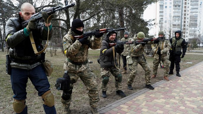 Do obrany Kyjeva se už kromě místních zapojili cizinci.