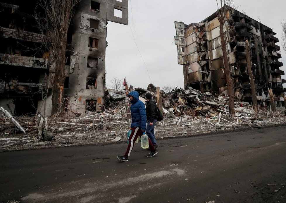 Následky ruského ostřelování ve města Borodyanka. (5. 4. 2022)