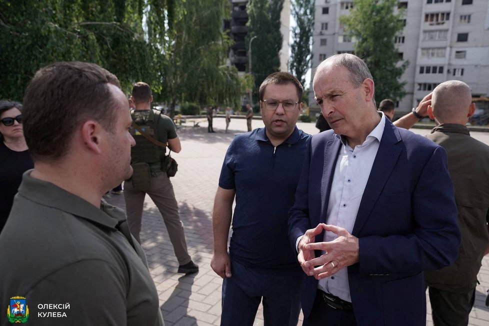 Šéf Kyjevské vojenské správy Oleksij Kuleba a irský premiér Micheal Martin navštívili Buču a Borodjanku. (6. 7. 2022)