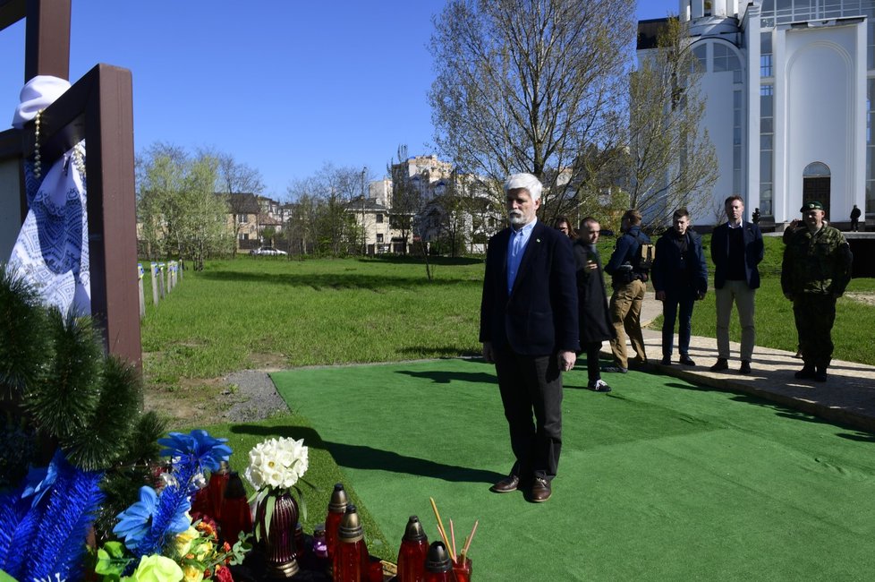 Petr Pavel Pavel v Buči u místa, kde byly pohřbeny oběti ruské invaze. (28.4.2023)