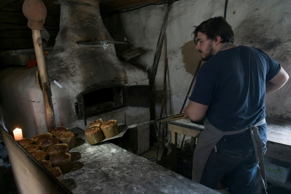 Navzdory zkáze, kterou způsobili Rusové, se Buča připravuje na pravoslavné Velikonoce. Lidé pečou tradiční koláče. (21.4.2022)