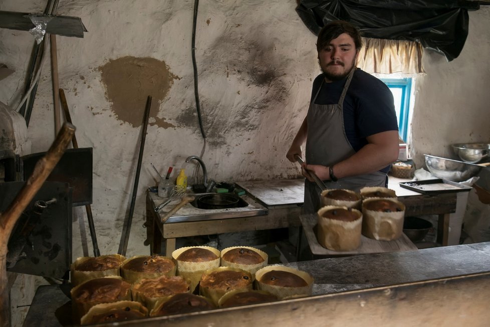 Navzdory zkáze, kterou způsobili Rusové, se Buča připravuje na pravoslavné Velikonoce. Lidé pečou tradiční koláče. (21.4.2022)