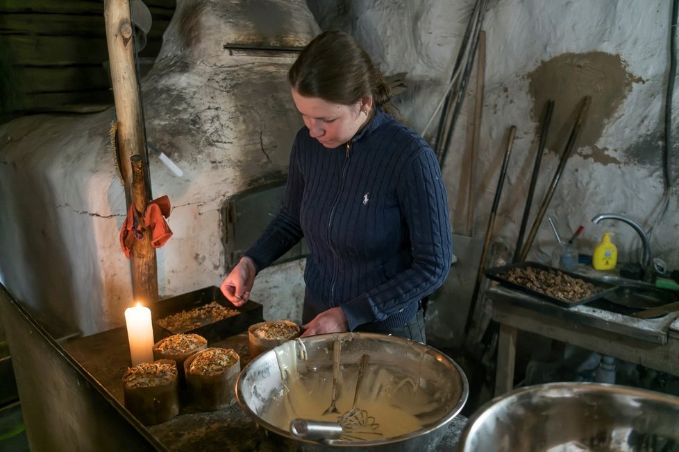 Navzdory zkáze, kterou způsobili Rusové, se Buča připravuje na pravoslavné Velikonoce. Lidé pečou tradiční koláče. (21.4.2022)