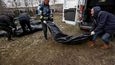 Dobrovolníci odvážejí oběti ruského řádění ve městě Buča. (4.4.2022)
