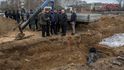 Exhumace těl z hromadného hrobu ve městě Buča.