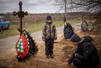 Snímky, které lámou srdce: Vova (10) pochoval maminku, obětí ruského řádění v Buče je přes 400