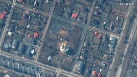 Satelitní snímek ukrajinského města Buča z 31. března, na kterém je patrný asi 15 metrů dlouhý příkop v areálu místního kostela svatého Ondřeje; zde se později našel masový hrob.