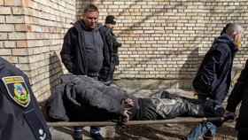 Dobrovolníci odvážejí oběti ruského řádění ve městě Buča. (4. 4. 2022)