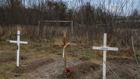 Hroby obětí ruského řádění ve městě Buča. (5. 4. 2022)