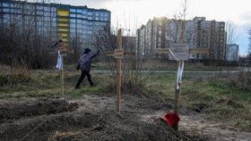 Hroby obětí ruského řádění ve městě Buča. (5.4.2022)