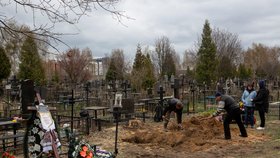 Pohřeb obětí ruské invaze ve městě Buča. (18.4.2022)