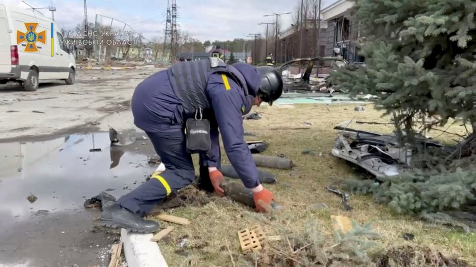Pohotovostní služba odstraňuje ruskou munici ve městě Buča (5. 4. 2022).
