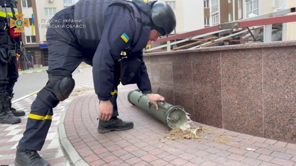 Pohotovostní služba odstraňuje ruskou munici ve městě Buča. (5.4.2022)