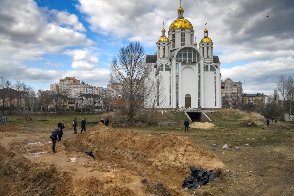 Masový hrob obětí ruského řádění ve městě Buča. (4.4.2022)