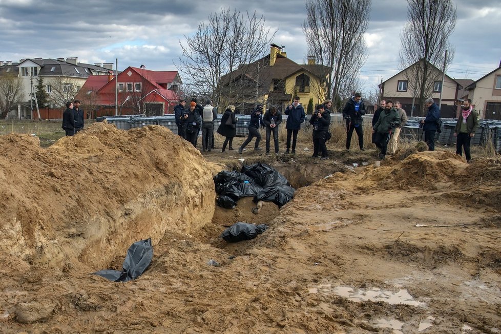 Masový hrob obětí ruského řádění ve městě Buča (4.4.2022)