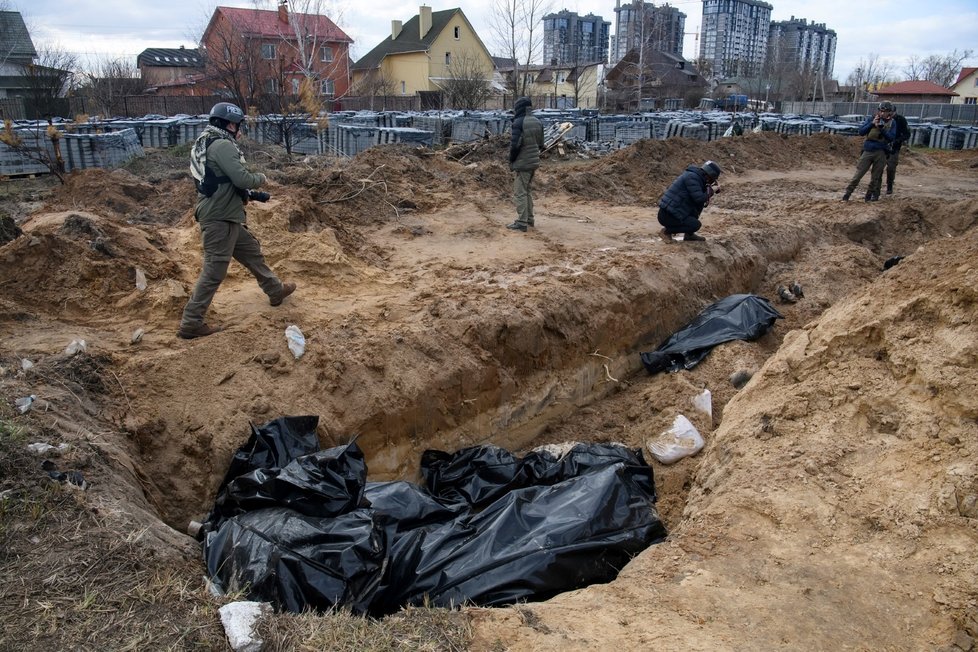 Masový hrob obětí ruského řádění ve městě Buča. (4. 4. 2022)