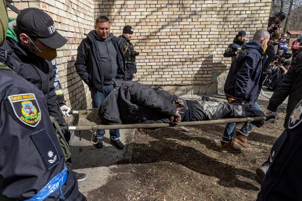 Dobrovolníci odvážejí oběti ruského řádění ve městě Buča. (4. 4. 2022)