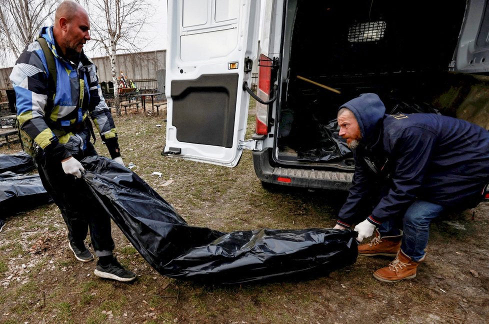 Dobrovolníci odvážejí oběti ruského řádění ve městě Buča. (4.4.2022)