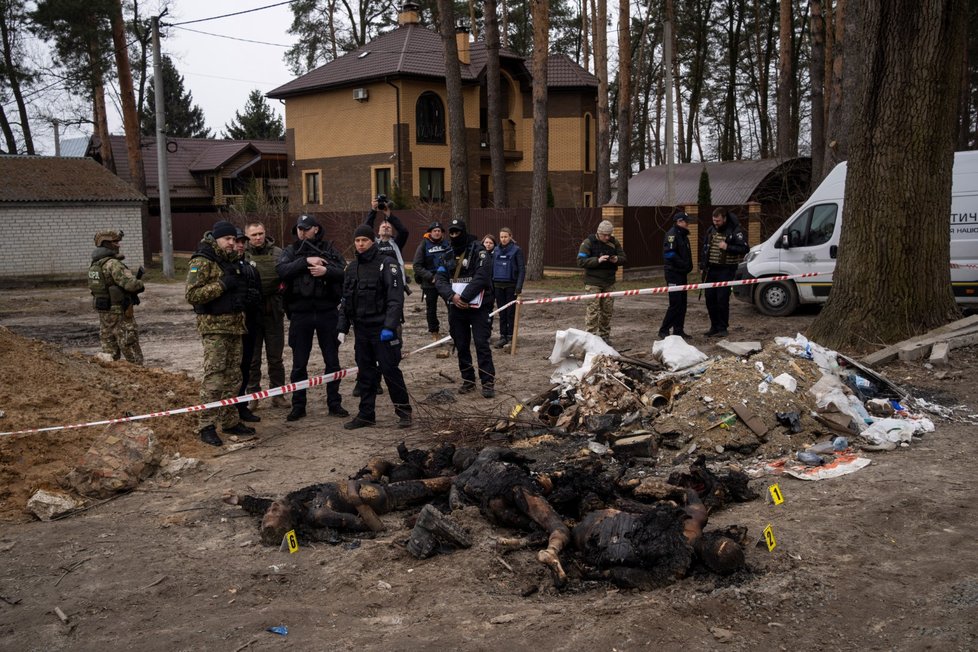 Spálená těla obětí ruského řádění ve městě Buča (5.4.2022)