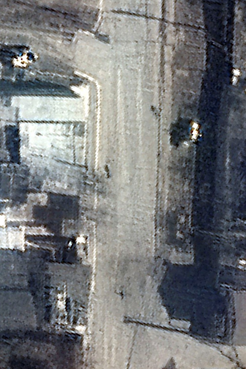Satelitní snímek ukrajinského města Buča z 19. března, na kterém jsou patrné civilní oběti v ulicích města.